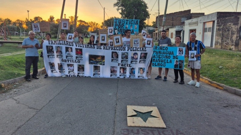 La familia de Manuela Olmos se reunió en la esquina de Liniers y Casilda.