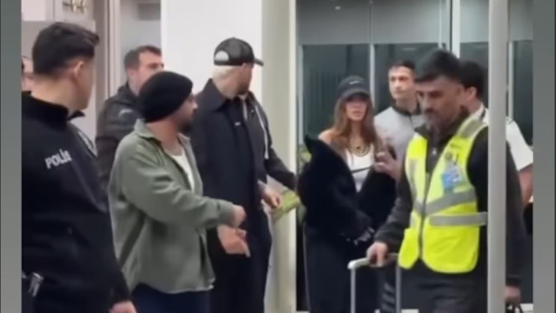 El futbolista rosarino y la actriz fueron abordados por la prensa y por fanáticos.