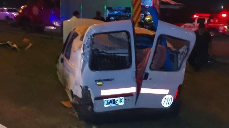 Bomberos utilizó máquinas para abrir la Partner siniestrada.