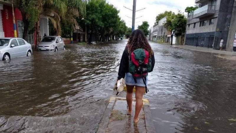 Vecinos haciendo malabares para poder llegar a destino
