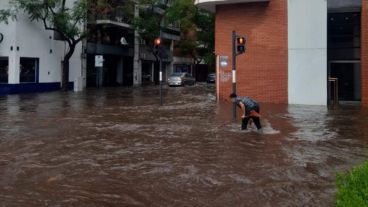 Pichincha, un vecino intentando que el agua corra.