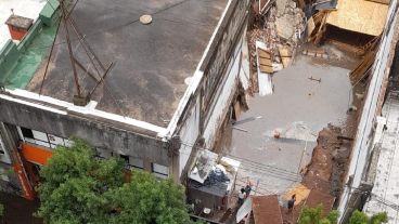 El hueco de la obra en construcción y el pasillo lindero de Santa Fe al 2400.