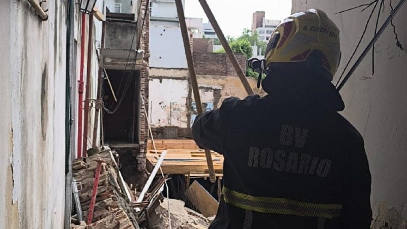 Un bombero desde la entrada al pasillo derrumbado tras el temporal.