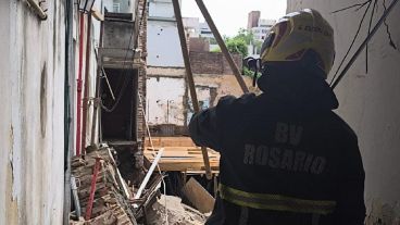 Un bombero desde la entrada al pasillo derrumbado tras el temporal.