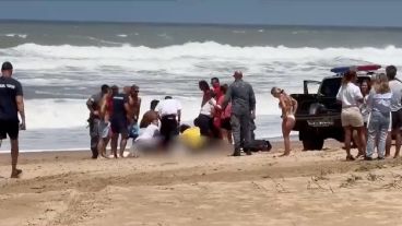 El argentino murió en la playa luego de ser sacado del mar.
