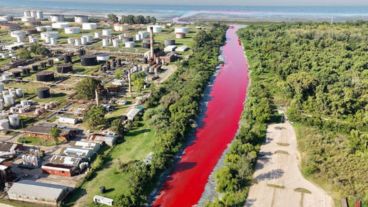 Según se informó, se sospecha que la sustancia responsable podría ser un colorante orgánico, como anilina, ampliamente utilizado en la industria textil.
