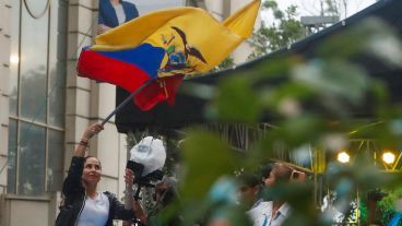 La candidata correísta, Luisa González, ondeando una bandera de Ecuador antes de las elecciones