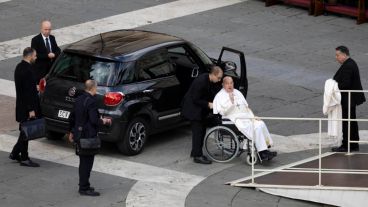 El Papa este domingo al arribar al Jubileo de las Fuerzas Armadas en la Plaza de San Pedro.