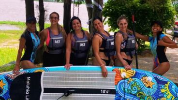 Se trata de una práctica versátil ya que se adapta a distintos tipos de agua, a la vez que puede realizarse como un deporte recreativo o competitivo.