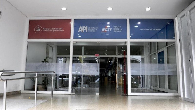 El ingreso a las oficinas de API por calle Tucumán.
