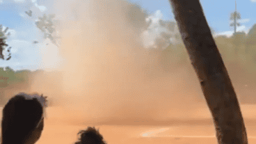 El partido se detuvo dado que los jugadores debiron abandonar la cancha.