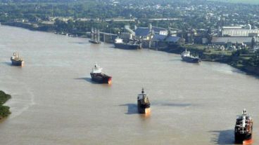 La hidrovía es la principal ruta de salida de la agroexportación argentina