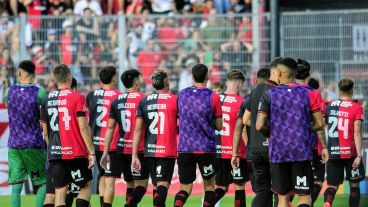 La desazón final del equipo leproso tras la derrota ante Defensa.