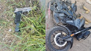 La pistola y la moto usada para el triple homicidio del domingo pasado.