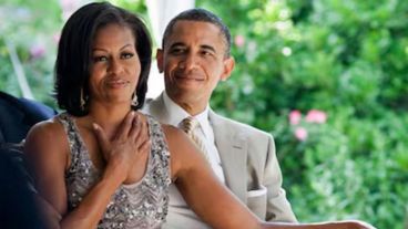 "32 años juntos y todavía me dejas sin aliento. Feliz Día de San Valentín, @MichelleObama".