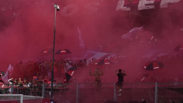 Una postal del recibimiento leproso al equipo en el clásico.