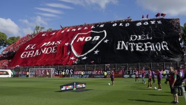 Una postal del recibimiento leproso al equipo en el clásico.