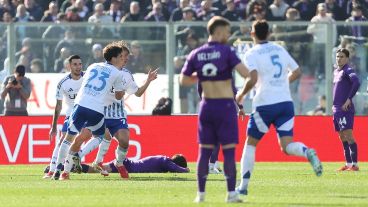 El argentino Beltrán (Fiorentina) se lamenta ante el festejo de su compatriota Paz.