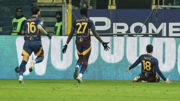 Soulé clavó un exquisito tiro libre y celebró.