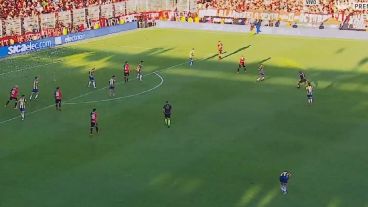 Banega descontó para la Lepra en el final del clásico.