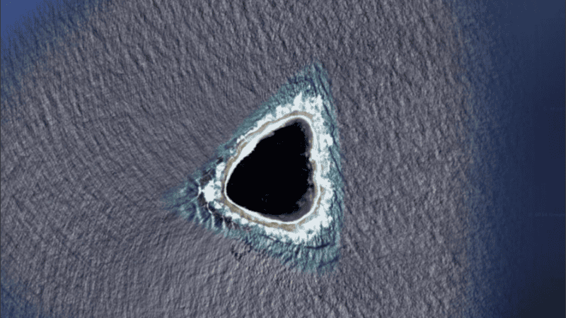 La isla parece un agujero debido a su oscura vegetación.