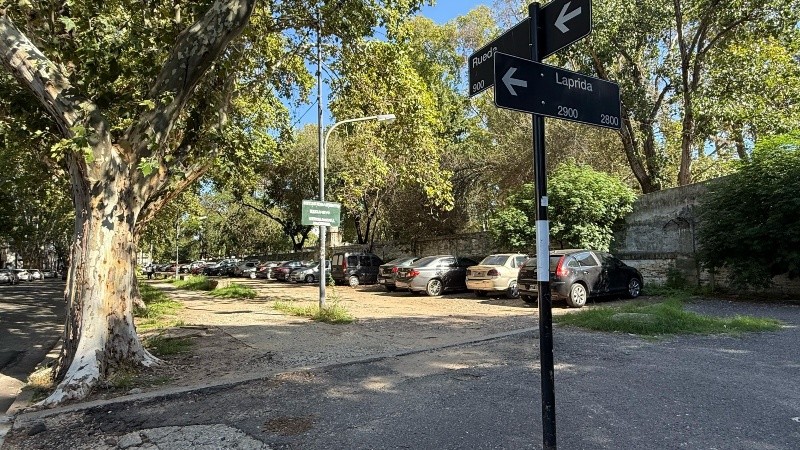En 2024 colocaron carteles advirtieron que el estacionamiento era de uso exclusivo.