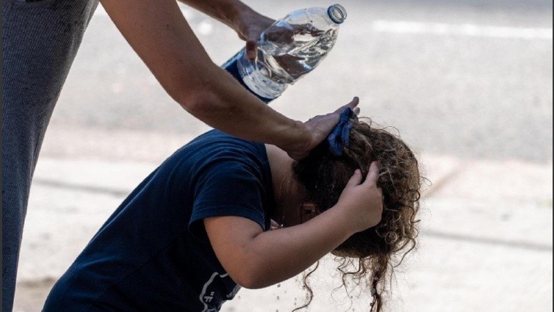 De cara al comienzo de clases, refuerzan las recomendaciones para hacerle frente a las altas temperaturas. 