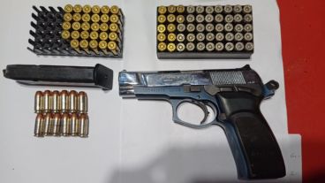 La pistola calibre .40 que le incautaron al delincuente.