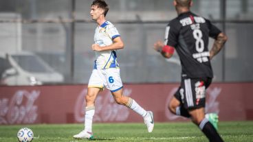 Komar fue titular ante Riestra y jugó casi todo el clásico por la lesión de Mallo.