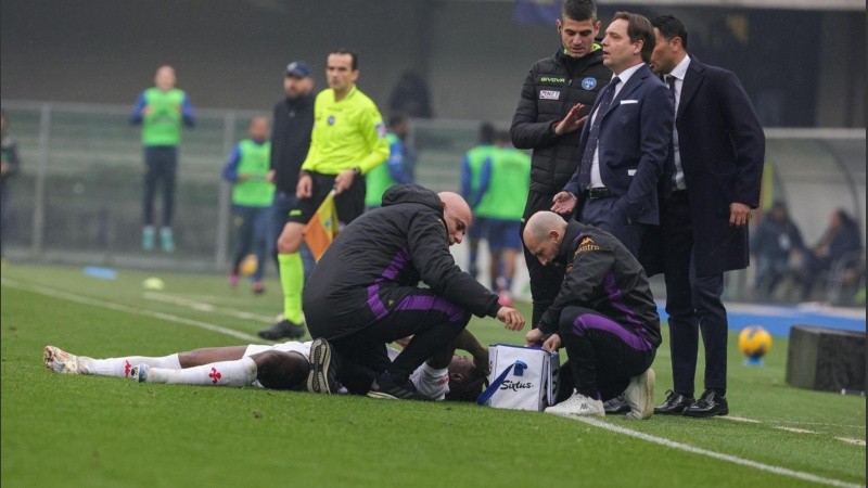 Moise Kean es atendido por los médicos de Fiorentina en el campo de juego.