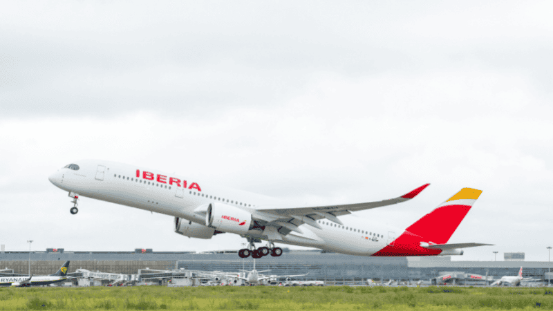 Los pasajeros del vuelo fueron informados del incidente y se les pidió que esperaran para embarcar .