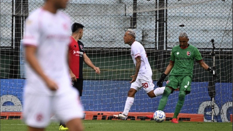 Candia, ex Central, convirtió el 1-0 para el Guapo en apenas dos minutos de juego en Sarandí.