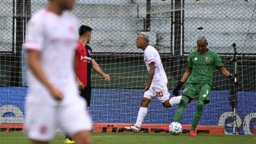 Candia, ex Central, convirtió el 1-0 para el Guapo en apenas dos minutos de juego en Sarandí.