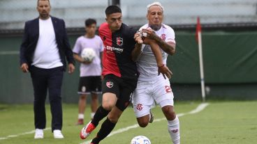 Montero intenta avanzar ante la marca de Candia: atrás los mira Fabbiani.
