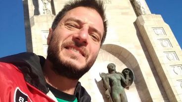 Damián Reifenstuel y una selfie frente al Monumento a la Bandera.