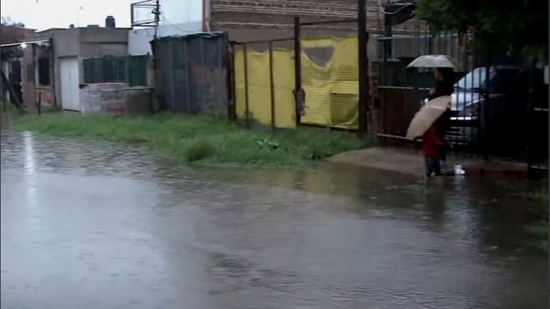 El agua se estancó en una cuadra de Empalme Graneros.