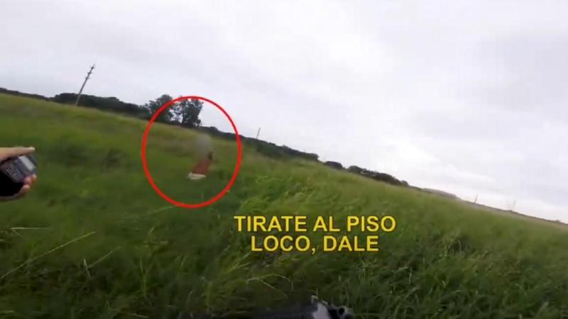 El momento de la detención de uno de los ladrones por parte de los agentes policiales.