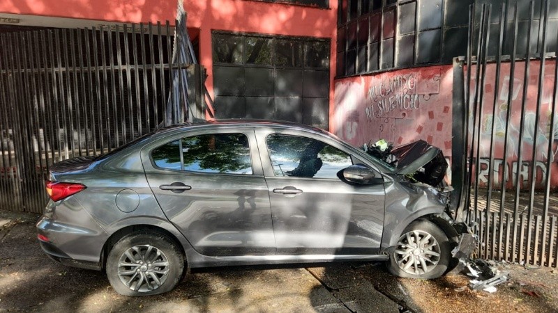 El coche terminó con toda la parte frontal destruida y las cuatro cubiertas reventaron.