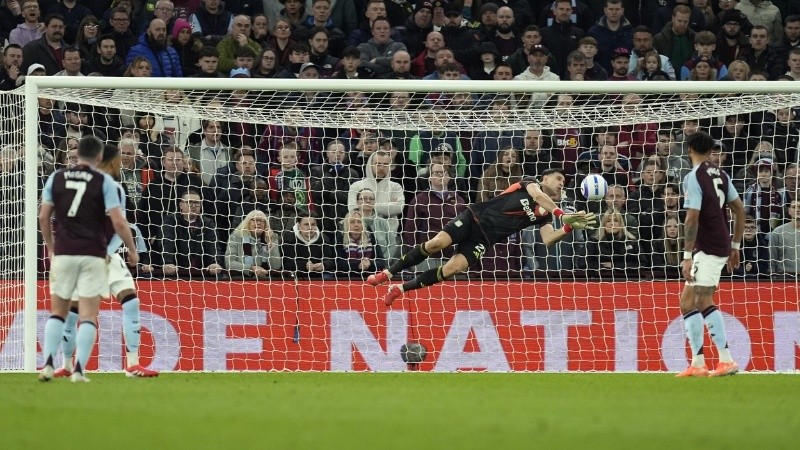 Dibu jugó sólo medio partido.