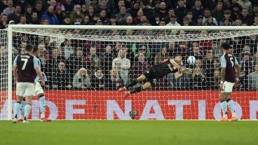 Dibu jugó sólo medio partido.