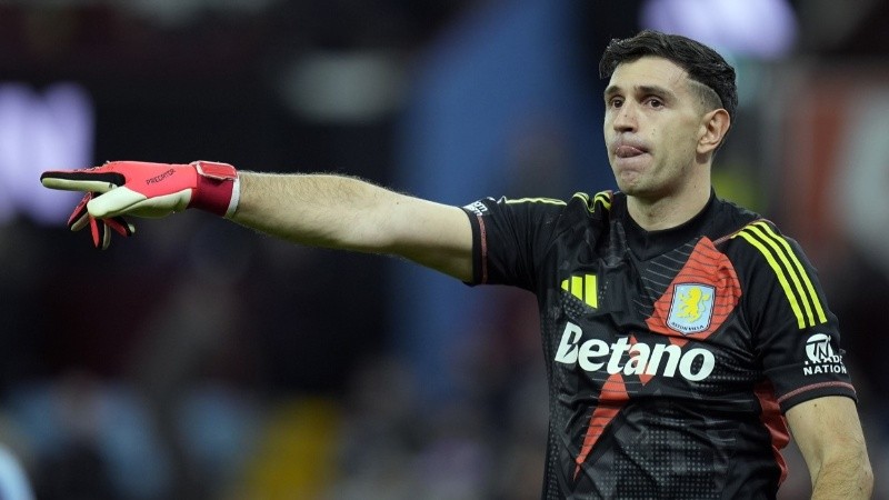 Dibu jugó sólo medio partido.