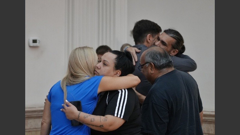 Familiares de Ivana junto a la fiscal Vranicich y el gobernador Pullaro, tras enterarse de la detención.