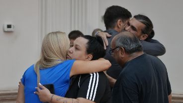 Familiares de Ivana junto a la fiscal Vranicich y el gobernador Pullaro, tras enterarse de la detención.