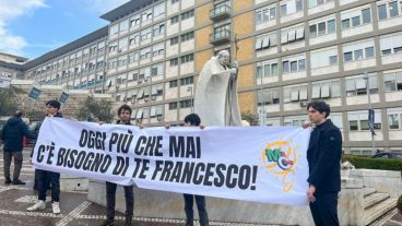 Fieles oran por la salud del papa Francisco.