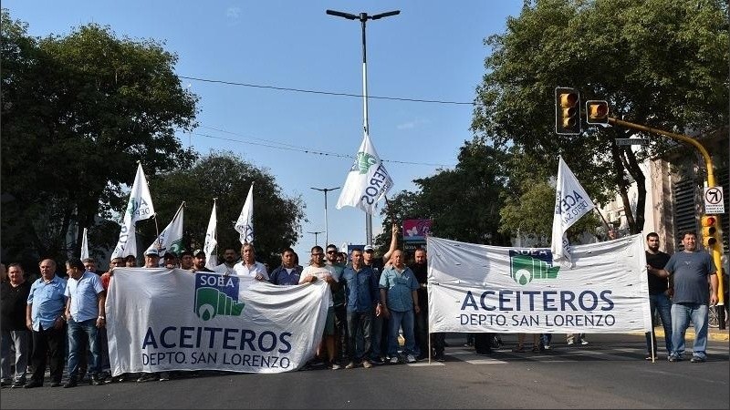 Los gremios aceiteros en estado de alerta y movilización.