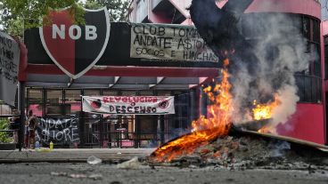 La protesta con toma de las instalaciones del predio deportivo se mantenía este miércoles, pero ya sin fuego.