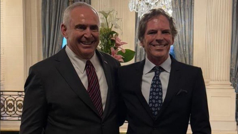 El flamante embajador argentino en EEUU, Alejandro Oxenford, junto a Marc Stanley, representante estadounidense en Argentina.