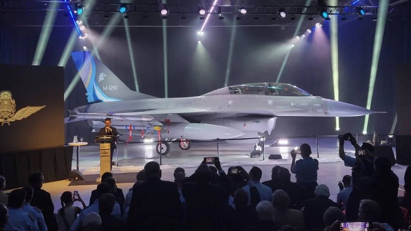 El Gobierno presentó el primero de los F-16 que compró a Dinamarca para reforzar el equipamiento de la Fuerza Aérea.