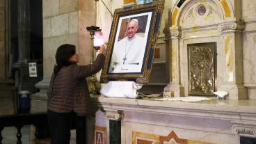 Una mujer reza en una iglesia de La Paz, Bolivia. Todo el mundo movilizado por la salud del pontífice.