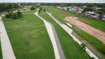 Pegado al parque Héroes de Malvinas se levantará la villa olímpica. Al fondo se pueden ver el terreno para las piletas y el barrio natal de Messi.